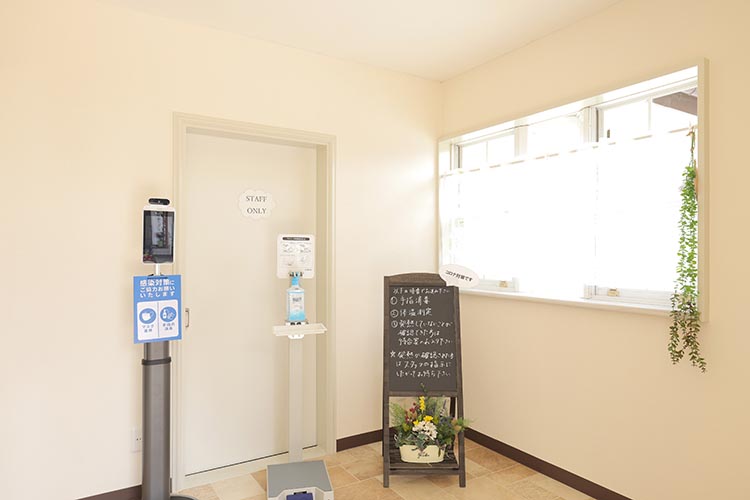 エントランスは感染症対策に配慮したスペースになっております