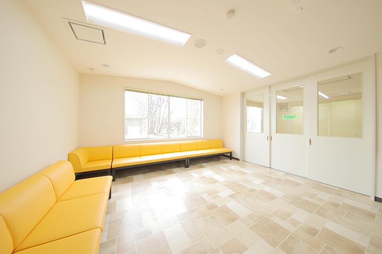 待合室は感染症対策に配慮し、仕切られるようになっております
