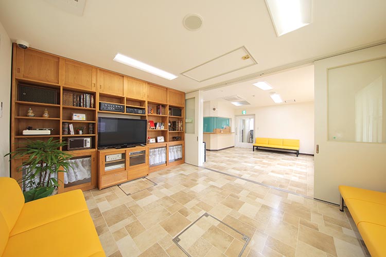 待合室は患者様にリラックスいただけるよう、インテリアにこだわりました